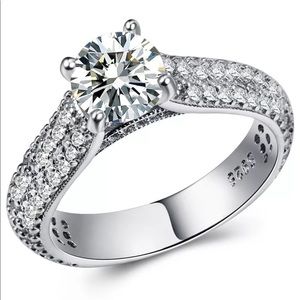 🌹 Stunning Round White Sapphire in .925